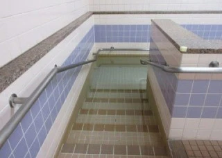 一般浴(階段)（歩行が可能な方のお風呂）