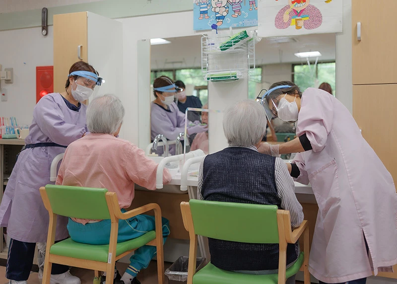 ギャラリー_歯科衛生士による食後の口腔ケア